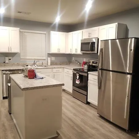 Suburban Chic- Close To The Music Downtown Buzz Apartment *