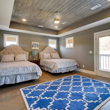 Holiday home Huge Private House- No Shared Walls Private Backyard *