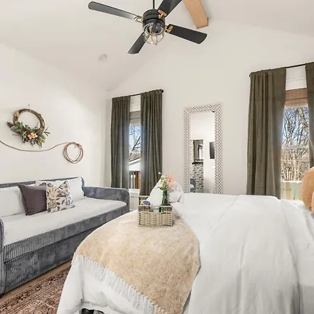 In Walkable Area 25 Miles To Downtown Family & Dog Friendly