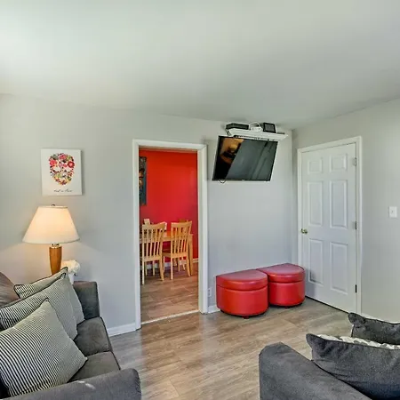 Holiday home Cozy Vacation 3 Mi To Downtown