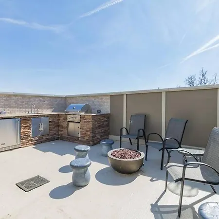 East Lux Townhome Holiday home