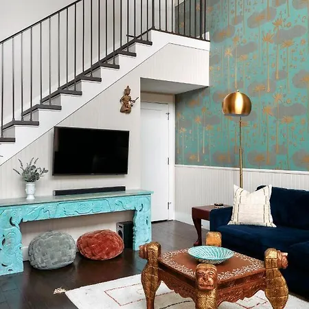 Posh Penthouse In Walkable Neighborhood To So Much Apartment *