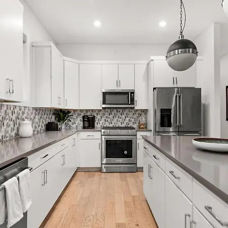 High End Getaway W Balcony In Prime West End Nashville