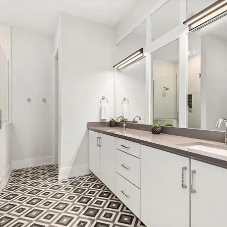 High End Getaway W Balcony In Prime West End Apartment *