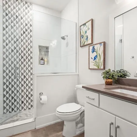 Apartment High End Getaway W Balcony In Prime West End Nashville