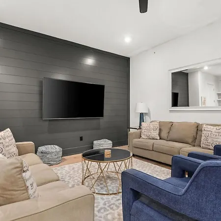 High End Getaway W Balcony In Prime West End Apartment *