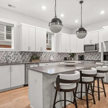 High End Getaway W Balcony In Prime West End Nashville