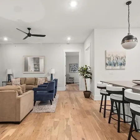 High End Getaway W Balcony In Prime West End