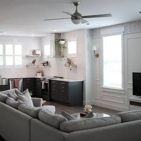 Brand New Downtown Home! Holiday home