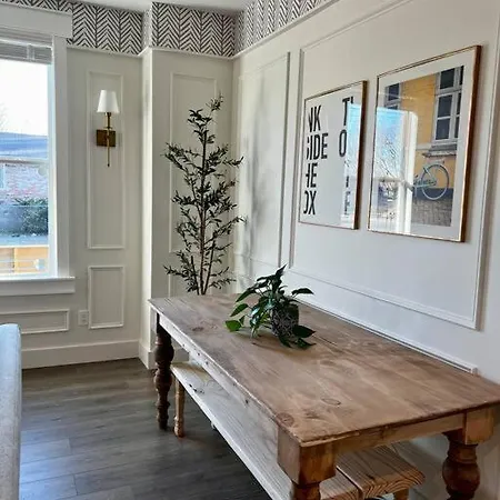 Holiday home Brand New Downtown Home! *