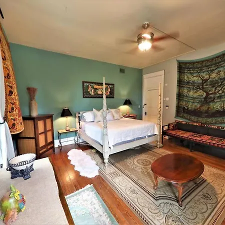 7000sf 11bed/3bth 3 Acres! 5 Minutes Downtown