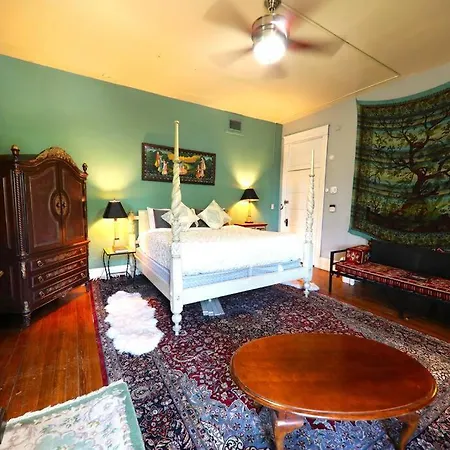 7000sf 11bed/3bth 3 Acres! 5 Minutes Downtown *