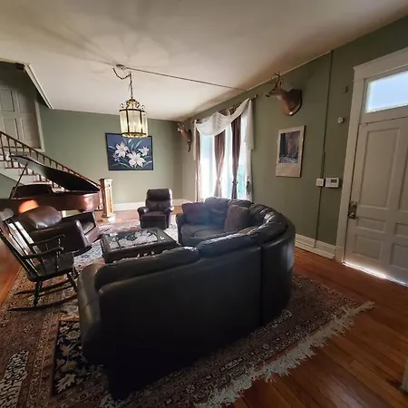 7000sf 11bed/3bth 3 Acres! 5 Minutes Downtown
