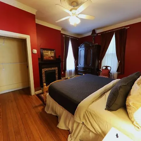7000sf 11bed/3bth 3 Acres! 5 Minutes Downtown *