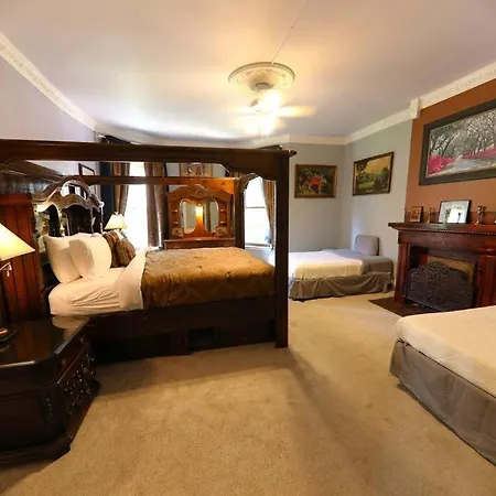 Holiday home 7000sf 11bed/3bth 3 Acres! 5 Minutes Downtown