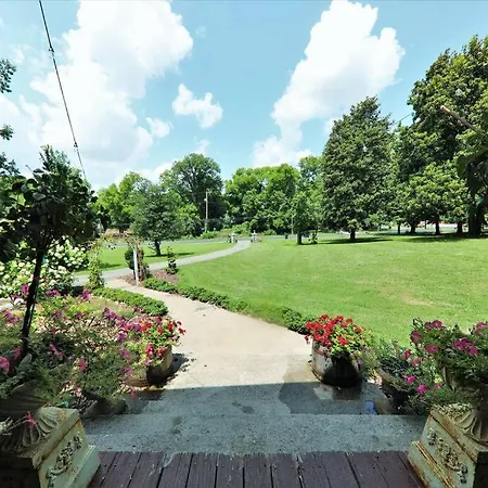 Holiday home 7000sf 11bed/3bth 3 Acres! 5 Minutes Downtown Nashville