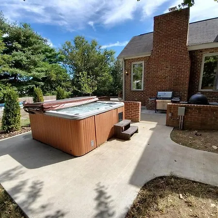 Holiday home 7000sf 11bed/3bth 3 Acres! 5 Minutes Downtown
