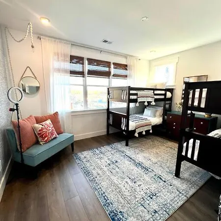 Brand New Downtown Home! Holiday home