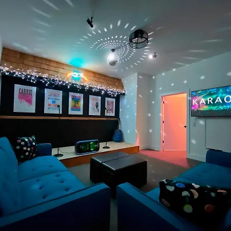Bluebird Karaoke-16 Beds-games-rooftop Views *
