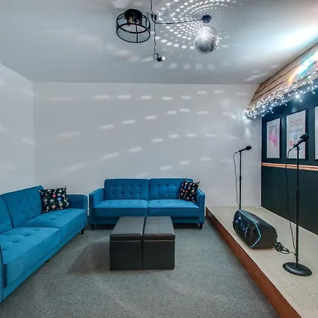 Bluebird Karaoke-16 Beds-games-rooftop Views Nashville
