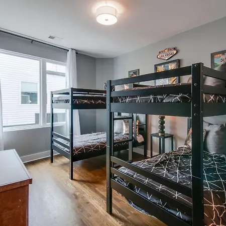 King & Queen 2 Homes - 24 Beds City Views Holiday home Nashville