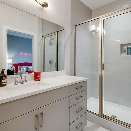 King & Queen 2 Homes - 24 Beds City Views
