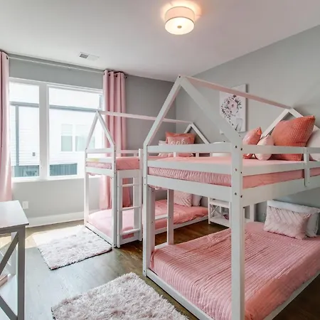 King & Queen 2 Homes - 24 Beds City Views Holiday home Nashville