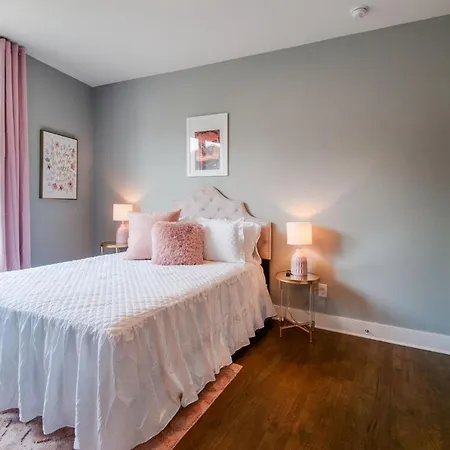 King & Queen 2 Homes - 24 Beds City Views Holiday home Nashville
