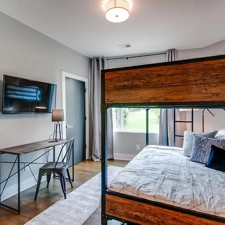 King & Queen 2 Homes - 24 Beds City Views Holiday home Nashville