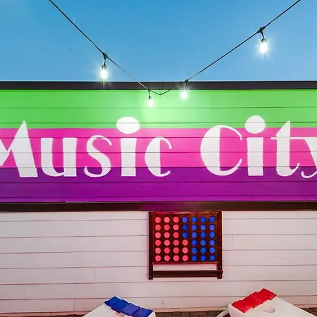 Holiday home Mins To Downtown-dolly's Oasis-rooftop-karaoke
