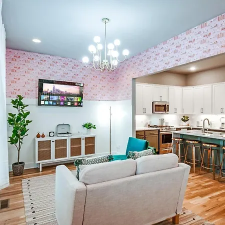 Mins To Downtown-dolly's Oasis-rooftop-karaoke Holiday home