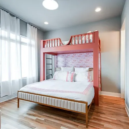 Holiday home Mins To Downtown-dolly's Oasis-rooftop-karaoke *