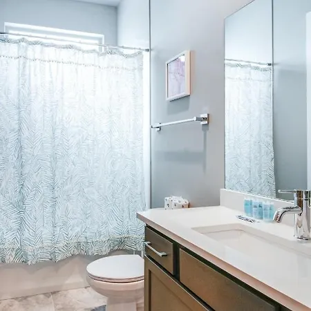 Mins To Downtown-dolly's Oasis-rooftop-karaoke Holiday home *