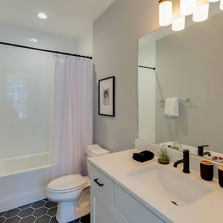 Holiday home Minutes From Downtown-12 Beds-karaoke