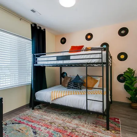New 4 Bedroom Apt Near Dt Walk To Restaurants