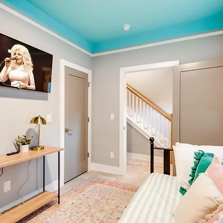 Mins To Downtown-dolly's Oasis-rooftop-karaoke Holiday home *