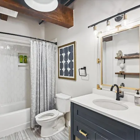 With Pool Access 2 Mi To Downtown Nashville! Nashville