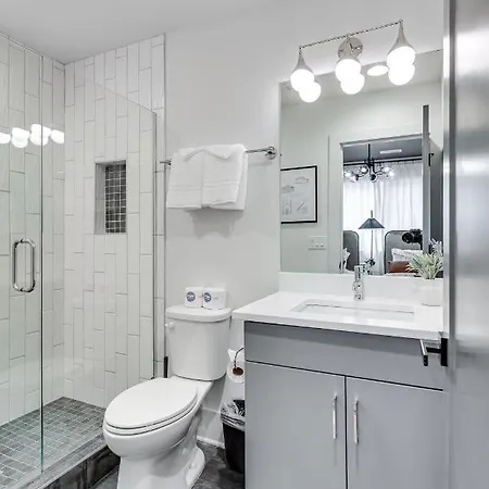 Sky High Cowgirl Luxe 4br W Rooftopdeck Karaoke Holiday home *
