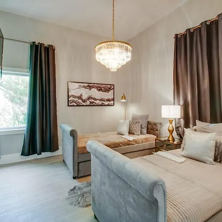 Holiday home 12 30 Clubbin - 10 Beds Close To Downtown *