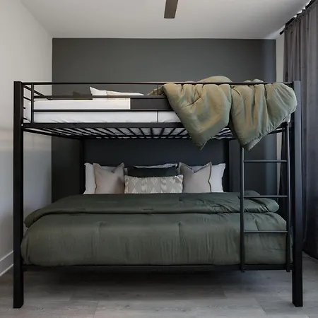 Holiday home Huge Space - 10 Beds - Rooftop W Views