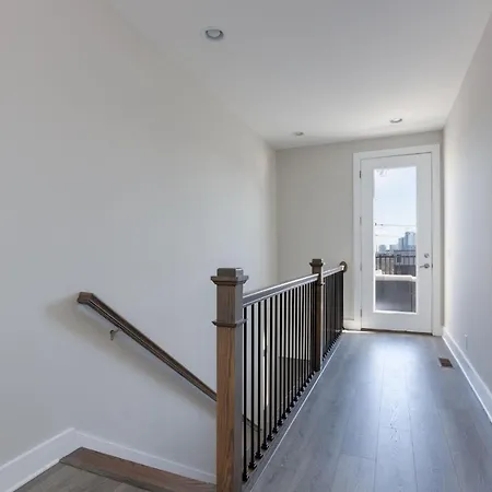 Huge Space - 10 Beds - Rooftop W Views Holiday home Nashville