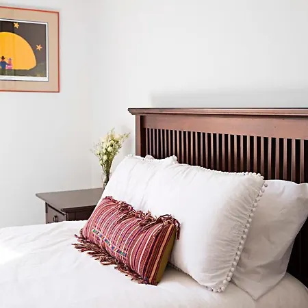 Roomy Craftsman Walkable To Bars & Eateries Holiday home Nashville