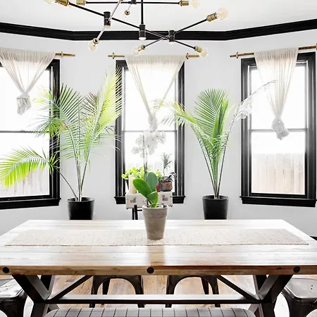Roomy Craftsman Walkable To Bars & Eateries Holiday home Nashville