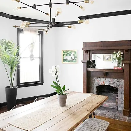 Holiday home Roomy Craftsman Walkable To Bars & Eateries