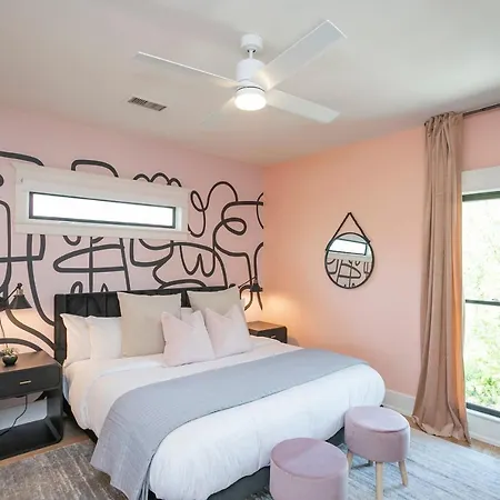 Prime Walkable Location 5 Kings And 1 Queen Bed Holiday home *