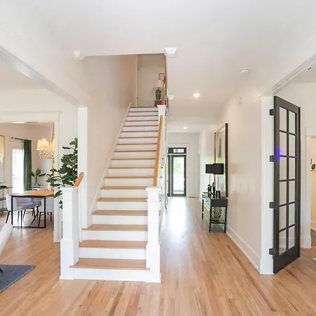 Prime Walkable Location 5 Kings And 1 Queen Bed Holiday home