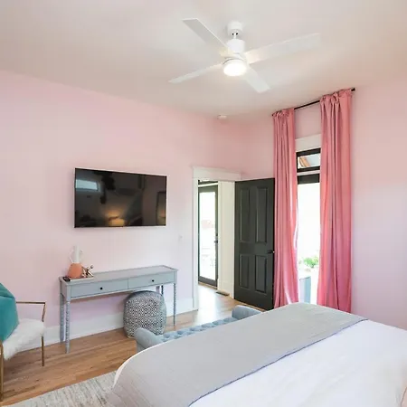 Holiday home Prime Walkable Location 5 Kings And 1 Queen Bed