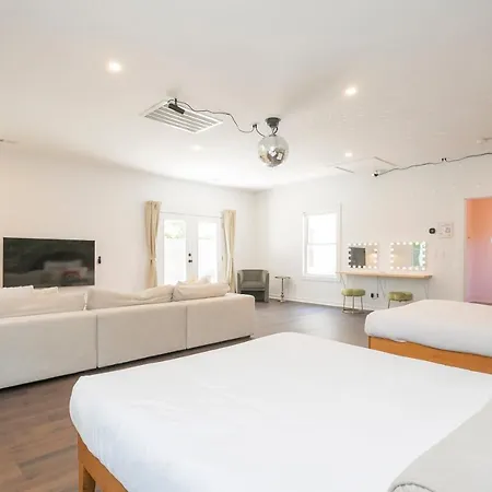 Holiday home Spacious Homebase With Backyard Nashville