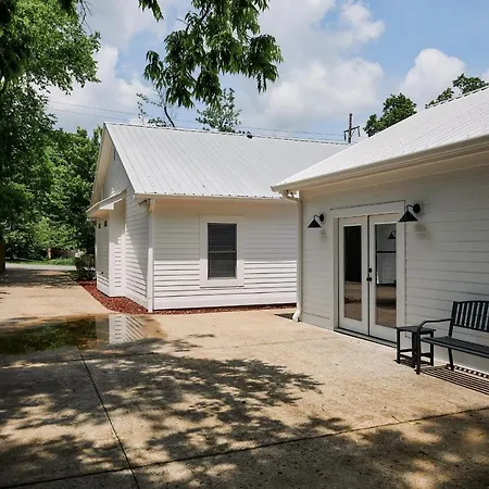 Spacious Homebase With Backyard Holiday home *