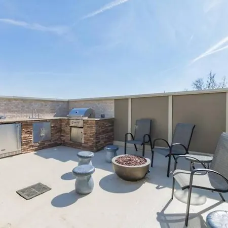 Holiday home Glitz & Guitars I Stylish 3br With Rooftop Hot Tub In East *